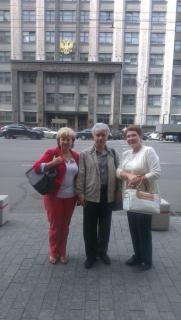 И. Зяблова, М. Янин и О. Петрова на фоне здания Государственной Думы (г. Москва).